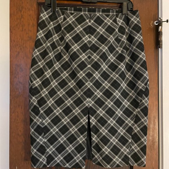 EUC - Express Design Studio Editor Fit, Black Gray Plaid Pencil Skirt, Size 10 - Picture 2 of 6